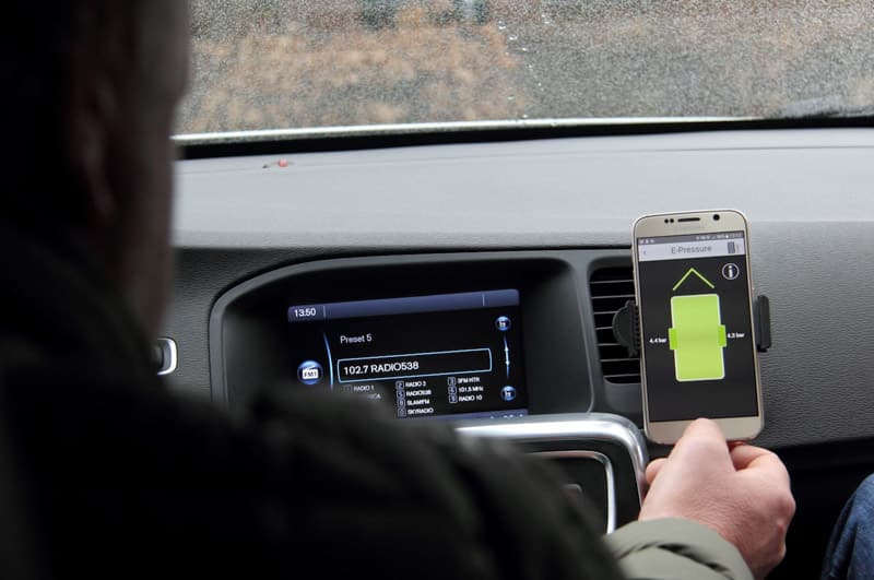 Lees-eenvoudigweg-de-status-van-uw-caravan-met-E_trailer-af-van-de-app-op-uw-telefoon