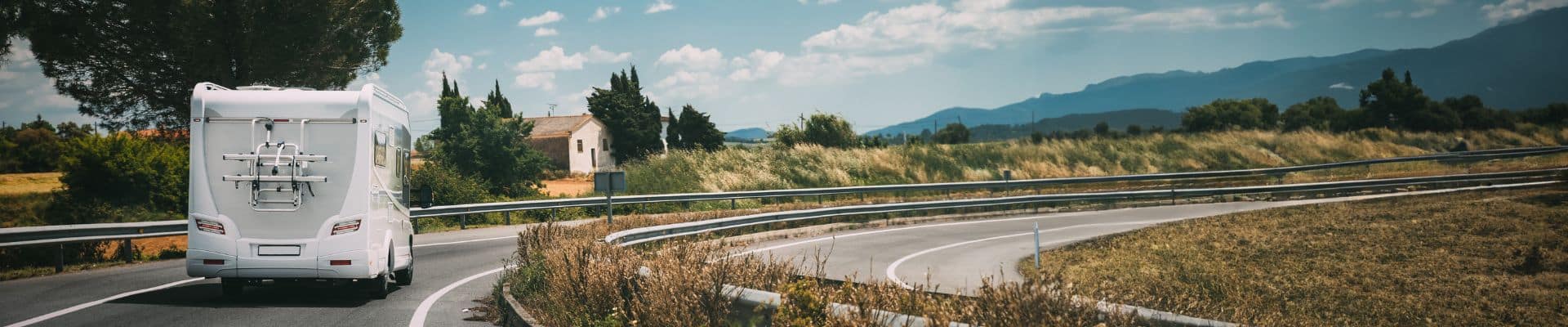 Camper met caravan onderweg op een Europese weg De Klerk campers en caravans