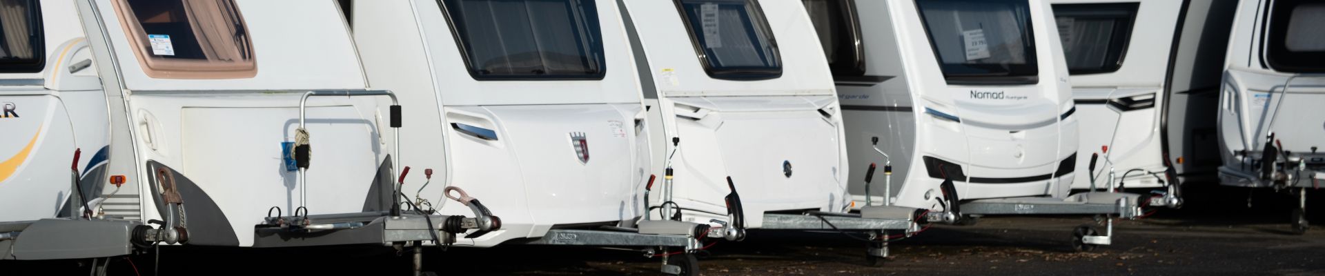 de-klerk-campers-en-caravans-caravan-stallen-winter-binnen-of-buiten