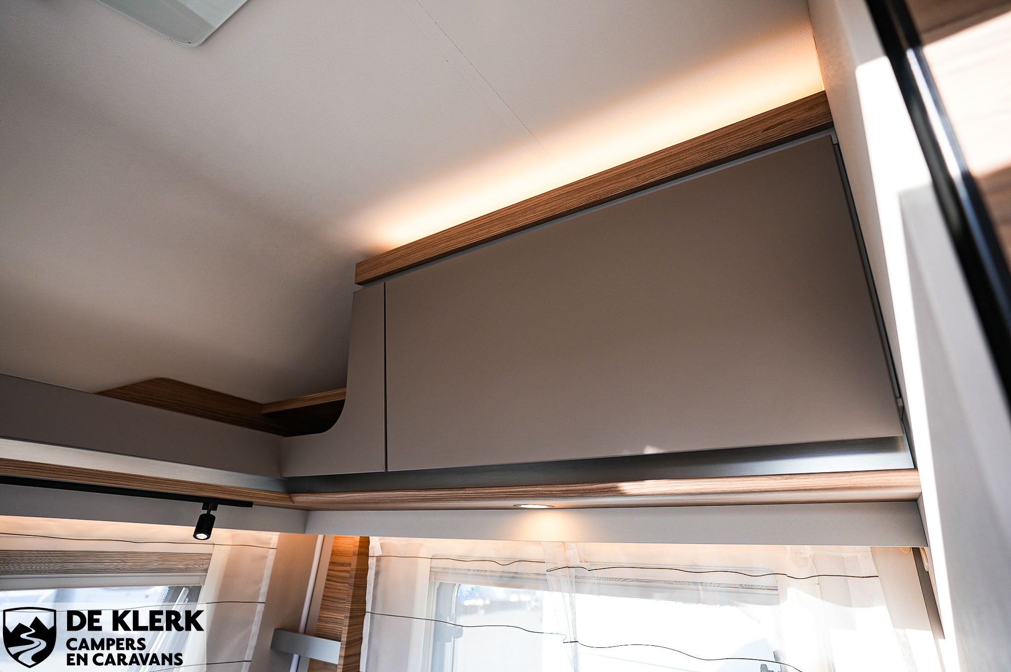 Dethleffs Nomad 460 EL Gratis mover en luifel foto 19