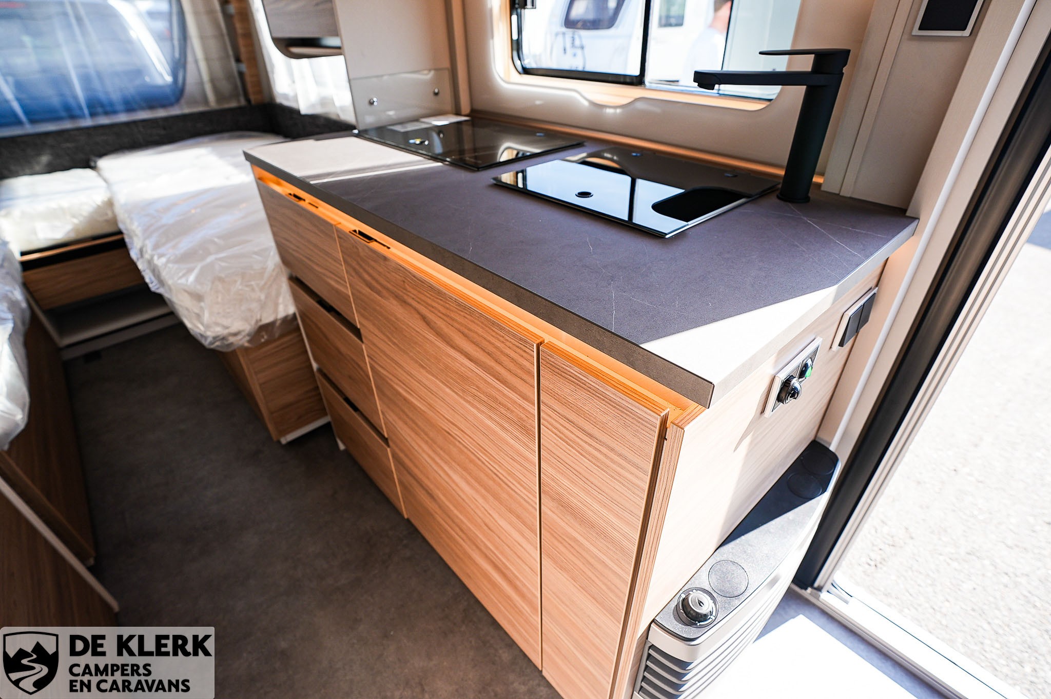 Dethleffs Nomad 460 EL Gratis mover en luifel foto 11