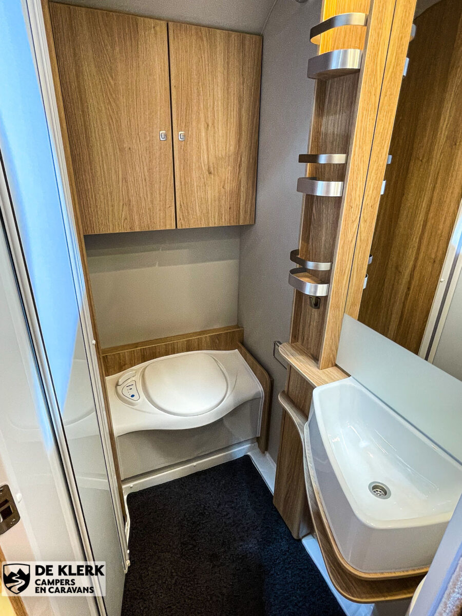 Knaus Sky Wave 650 MF 60 years toilet